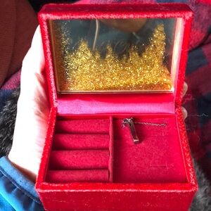 The Kiss disney necklace / jewelry box Christmas edition